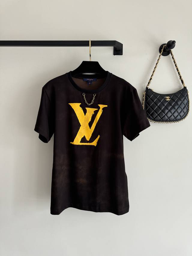 Louis Vuitto*24S新款徽标印花撞色链条t恤 圆领设计 大身使用扎染印花图案装饰 可男女同款 金属链条设计 非常酷的一个款 .